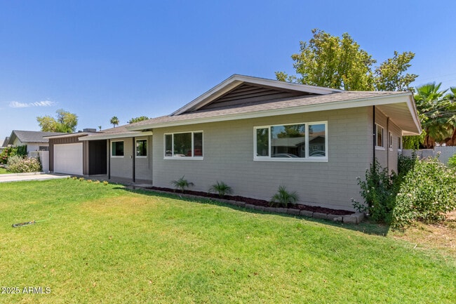 1311 E 2nd Pl in Mesa, AZ - Foto de edificio - Building Photo