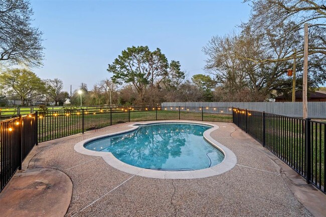 16204 Charolais Dr in Cypress, TX - Foto de edificio - Building Photo
