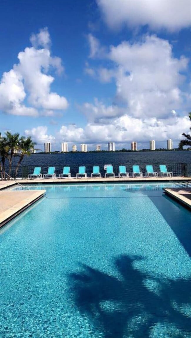 1010 Lake Shore Dr in Lake Park, FL - Building Photo - Building Photo