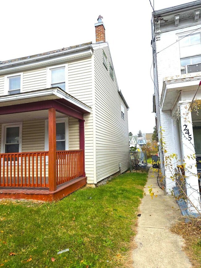 249 W King St in Chambersburg, PA - Building Photo - Building Photo