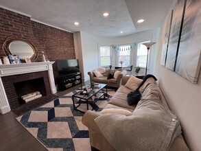 1424 Beacon St, Unit 4 in Brookline, MA - Foto de edificio - Building Photo