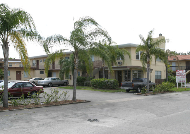 Hialeah Terrace Hotel in Hialeah, FL - Building Photo - Building Photo