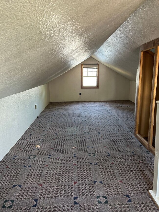 638 4th St W in Dickinson, ND - Foto de edificio - Building Photo