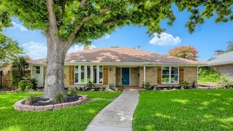 Sensational Prestonwood home with outdoor pool & cabana in Dallas, TX - Building Photo