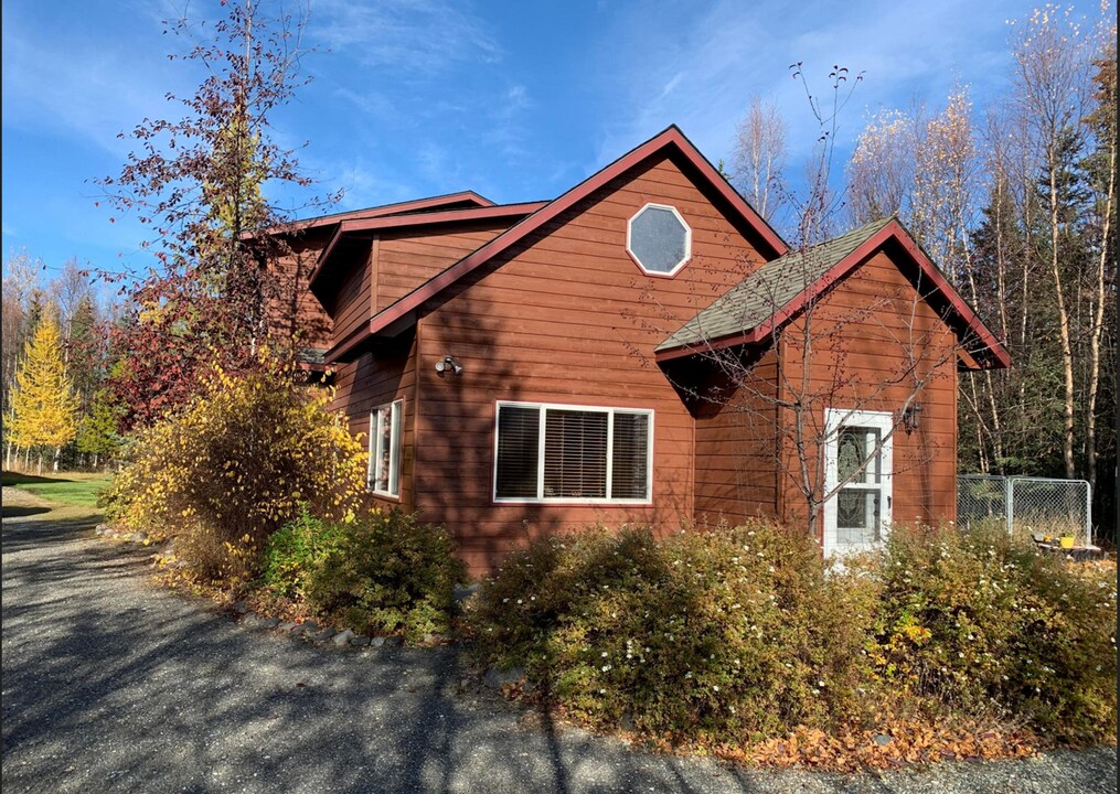 1015 E Hanna Cir in Wasilla, AK - Building Photo