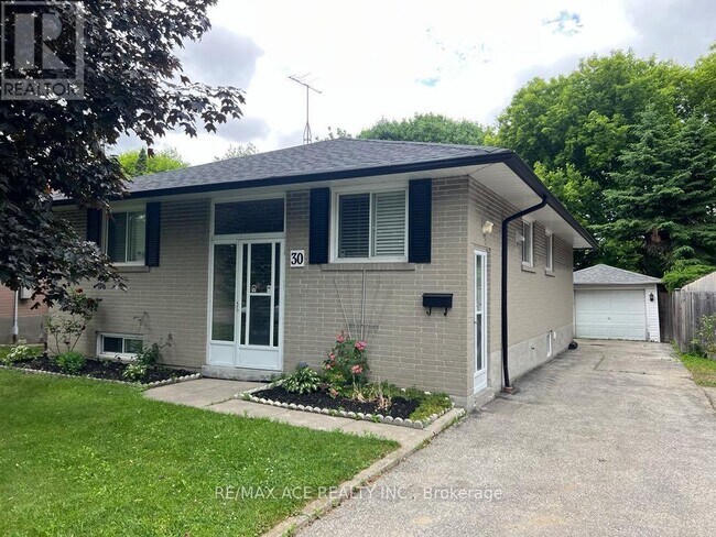 30 Oakridge Dr in Toronto, ON - Building Photo - Building Photo