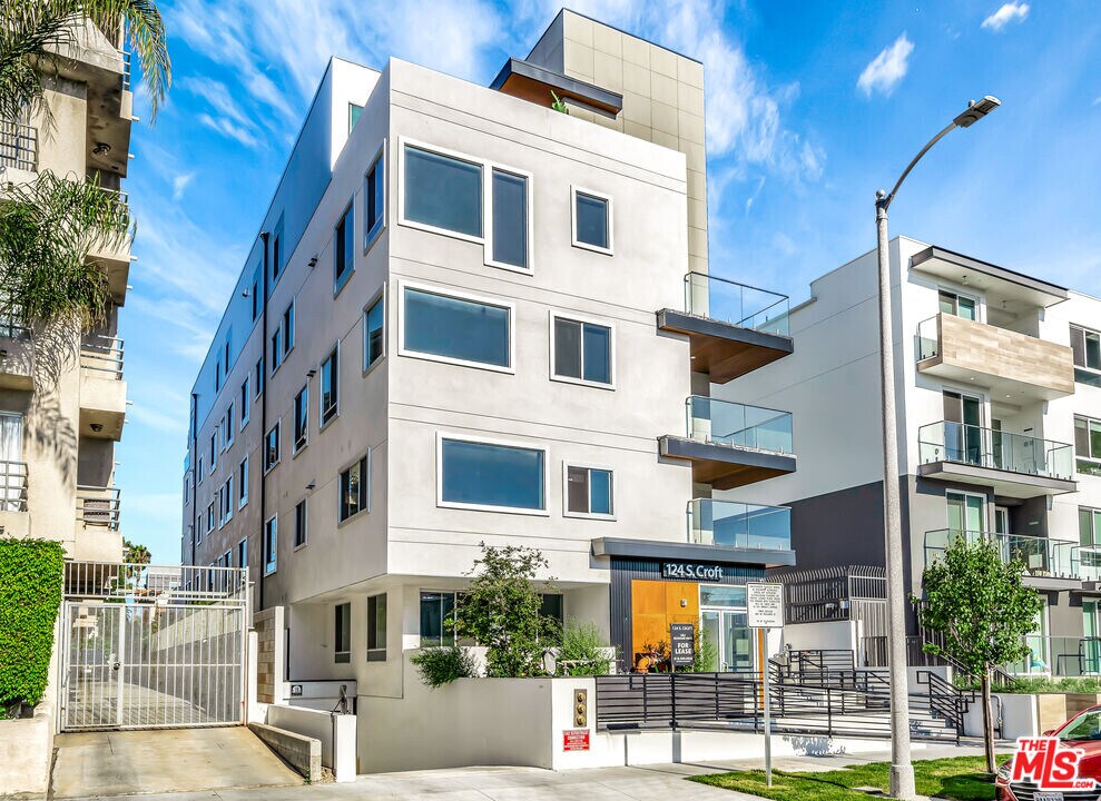 124 S Croft Ave in Los Angeles, CA - Building Photo