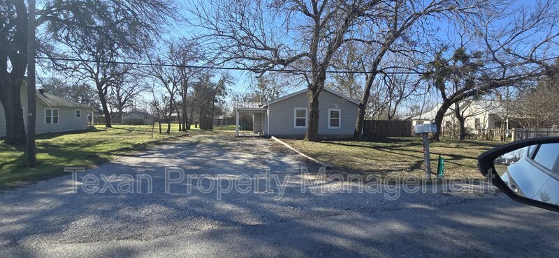 212 S Broadway St in Cresson, TX - Building Photo