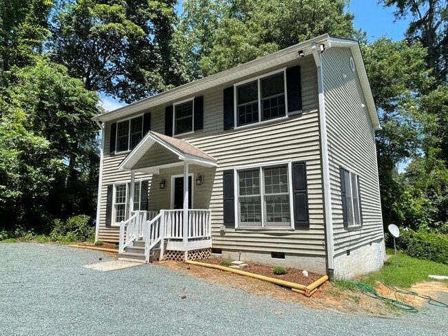 821 Old Pittsboro Rd in Chapel Hill, NC - Building Photo - Building Photo