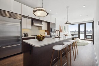 9 Somerset Ln in Edgewater, NJ - Building Photo - Building Photo