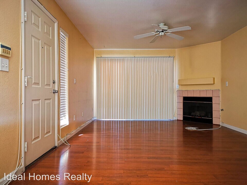 4955 S Lindell Rd in Las Vegas, NV - Building Photo