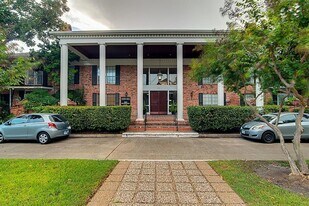 2822 Briarhurst Dr in Houston, TX - Building Photo