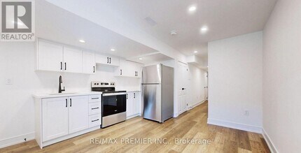 208 McRoberts Ave in Toronto, ON - Building Photo - Building Photo