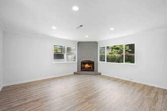 575 Winona Way in Pasadena, CA - Foto de edificio - Building Photo