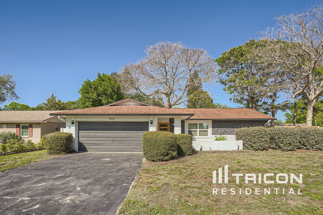 7515 Winging Way Dr in Tampa, FL - Building Photo
