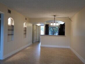 6585 Somerset Dr in Boca Raton, FL - Building Photo - Building Photo