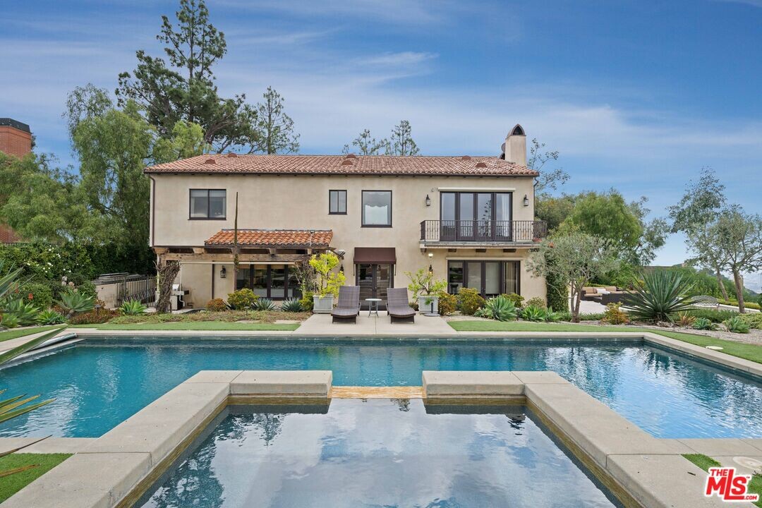 1301 Linda Flora Dr in Los Angeles, CA - Building Photo