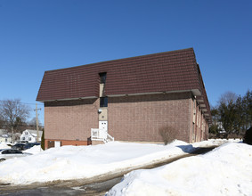 Meriden Road Estates in Waterbury, CT - Building Photo - Building Photo