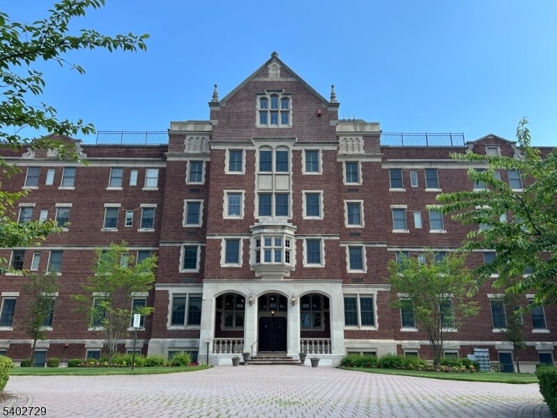 5401 Rio Vista Dr in Mahwah, NJ - Building Photo