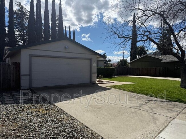 1708 Applegate Dr in Modesto, CA - Building Photo - Building Photo