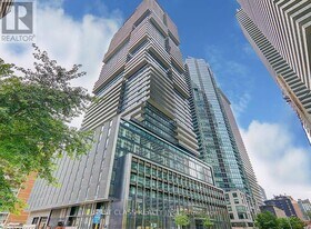 55 Charles St E in Toronto, ON - Building Photo