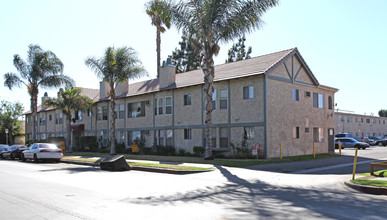 The Fountains in Panorama City, CA - Foto de edificio - Building Photo