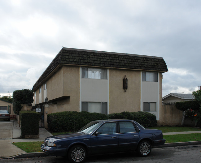 4082 Howard Ave in Los Alamitos, CA - Foto de edificio - Building Photo