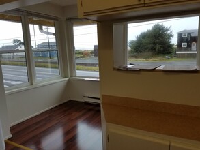 480 S Highway 101 in Rockaway Beach, OR - Building Photo - Interior Photo