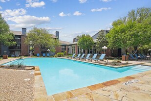 Vantage Point Apartments in Dallas, TX - Building Photo