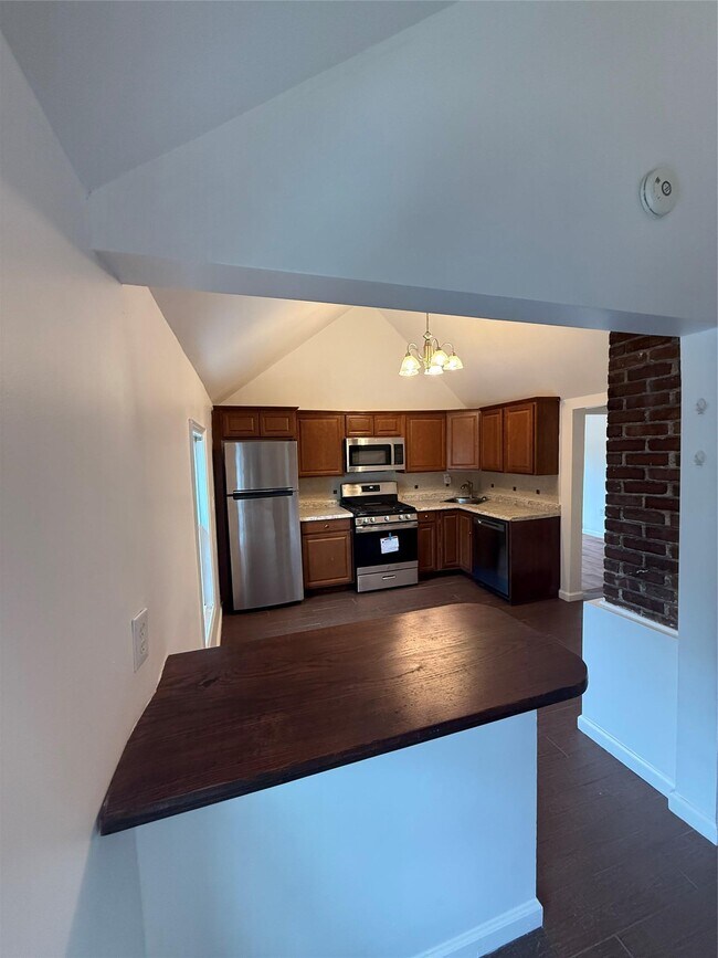 136 5th Ave in Bay Shore, NY - Building Photo - Building Photo
