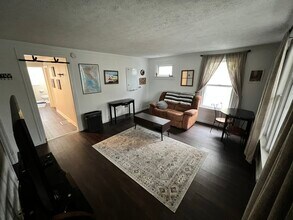 610 Melville St, Unit 1 in Rochester, NY - Foto de edificio - Building Photo
