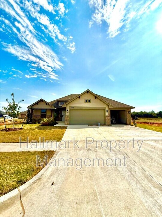 4904 Vine Clf Rd in Mustang, OK - Building Photo