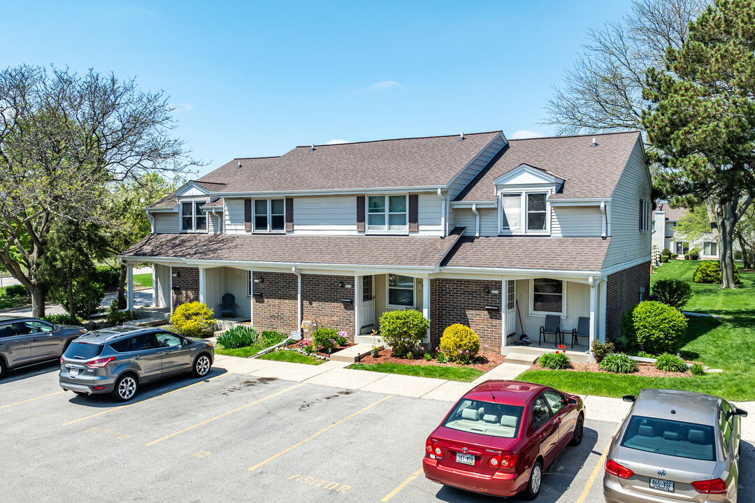 Gazebo Condominiums in Greenfield, WI - Building Photo