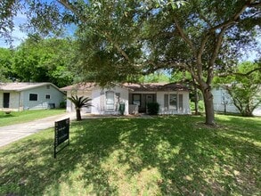 521 W Byrd Blvd in Universal City, TX - Building Photo - Building Photo