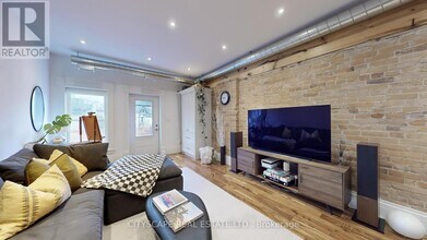 936 Dundas St E in Toronto, ON - Building Photo - Building Photo