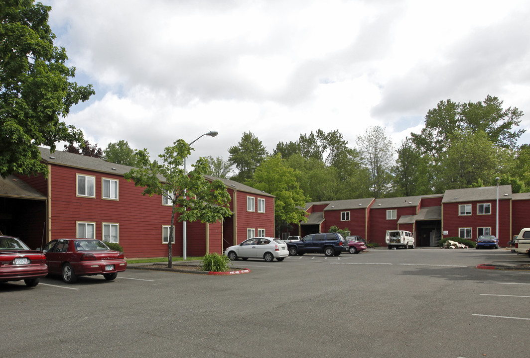 River Glen Apartments in Gladstone, OR - Building Photo