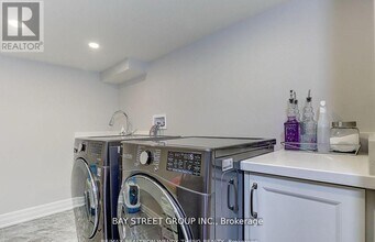 17 Ben Sinclair Ave in East Gwillimbury, ON - Building Photo - Building Photo