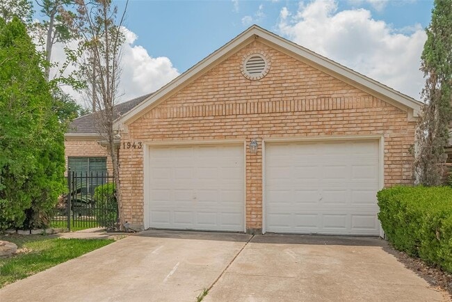 property at 1943 Mosa Creek Ct