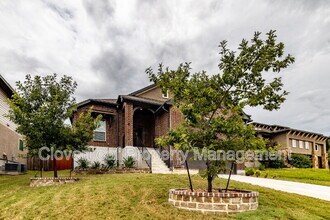 423 Sundance Way in San Antonio, TX - Building Photo - Building Photo
