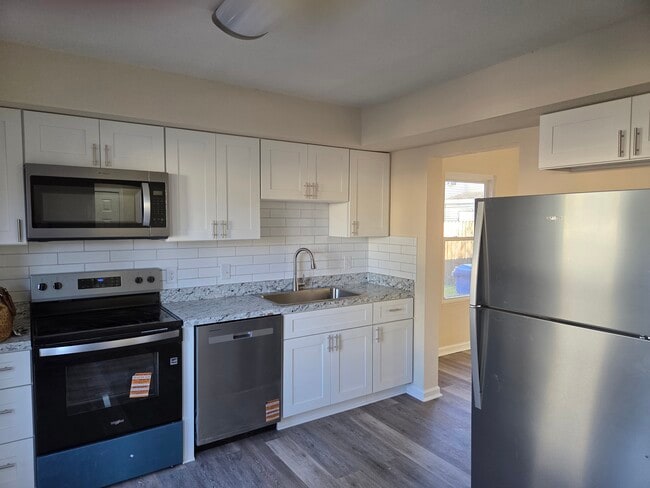 1100 Clear Springs Rd in Virginia Beach, VA - Foto de edificio - Building Photo