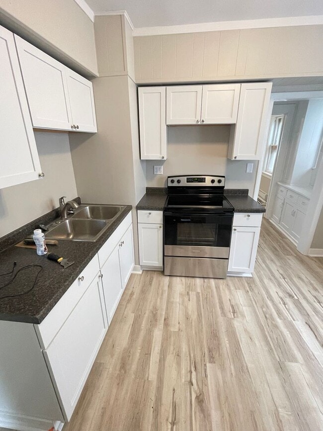 property at 611 E 6th St