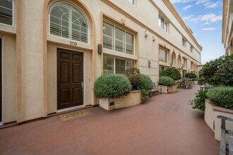 7403 S Sepulveda Blvd, Unit 109 in Los Angeles, CA - Foto de edificio - Building Photo