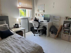 10012 NW 7th St, Unit 203 in Miami, FL - Building Photo - Building Photo