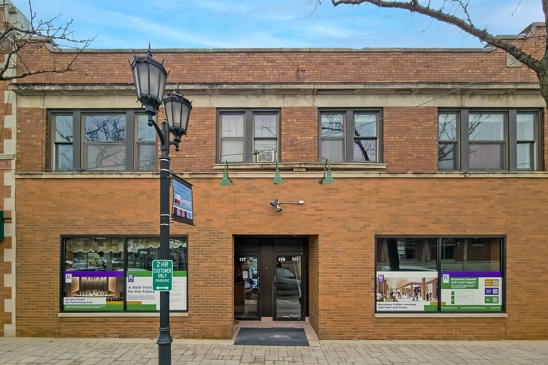 117 W 1st St in Elmhurst, IL - Foto de edificio