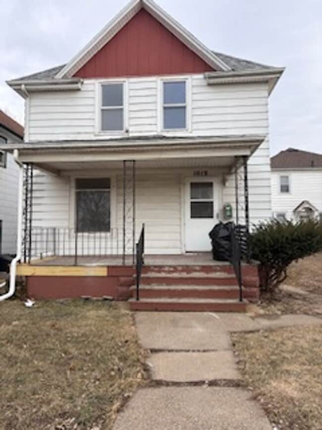 property at 1019 W 5th St