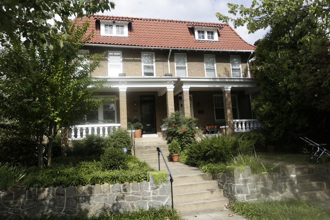 3533-3531 Porter St NW in Washington, DC - Foto de edificio - Building Photo