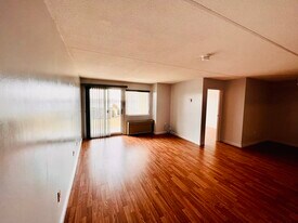 200 Cove Way, Unit 205 in Quincy, MA - Building Photo