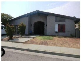 1061 E Cleveland Ave in Porterville, CA - Building Photo