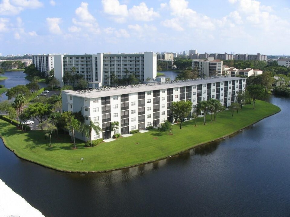 2236 N Cypress Bend Dr, Unit 308 in Pompano Beach, FL - Building Photo