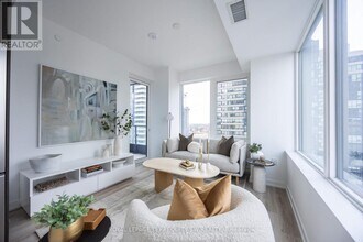 395 Square One Dr in Mississauga, ON - Building Photo - Building Photo